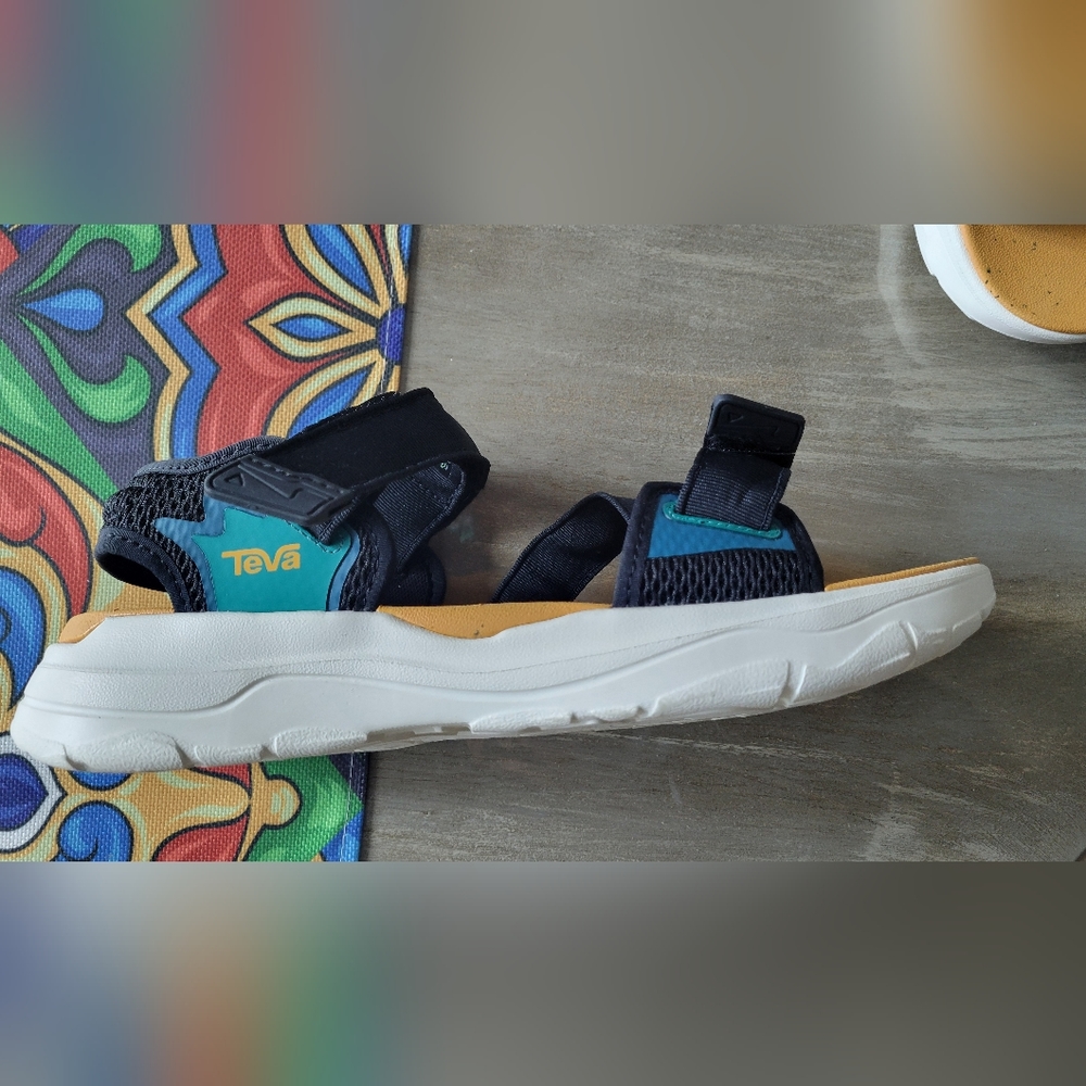 Teva zymic sandals. Men. Size 9 new